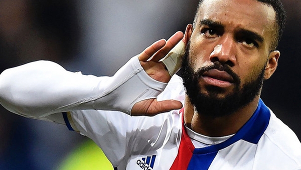 Arsenal giật 'bom tấn', Man Utd gây sốc với cầu thủ Man City