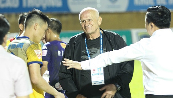 HLV Thanh Hóa bất mãn và chào thua V-League vì điều 'rất lạ'