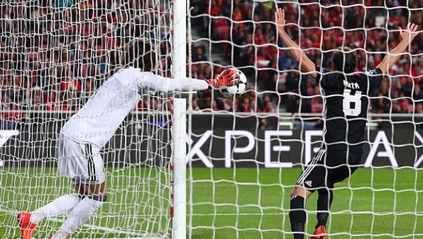 Rashford ghi bàn khó tin, MU giành ba điểm trước Benfica