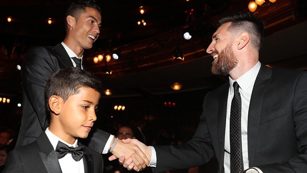 Ronaldo và Messi tay bắt mặt mừng trong lễ trao giải của FIFA