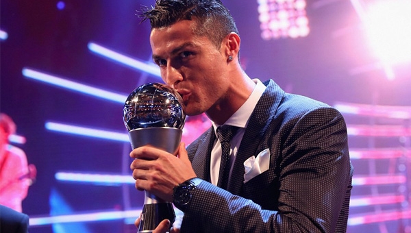 Ronaldo đoạt danh hiệu Cầu thủ xuất sắc nhất FIFA 2017