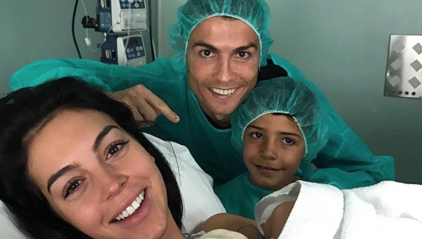 Bạn gái Ronaldo sinh bé gái Alena Martina