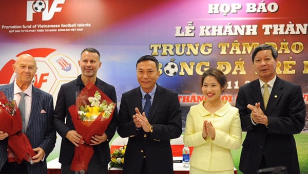 Giggs muốn VN dự World Cup, Scholes ấn tượng với một điều