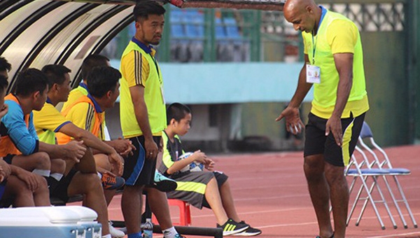 Bị loại sớm, HLV Tây của PVF chê cầu thủ V-League của đội khác