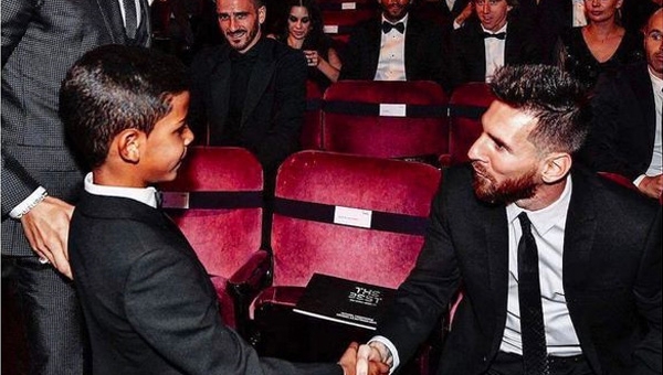 Con trai Ronaldo gửi lời nhắn tới Messi trước thềm lễ trao QBV