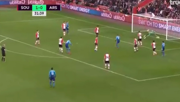 Cú ra chân điện xẹt của Ramsey bị chặn lại bằng phản xạ nhanh như cắt