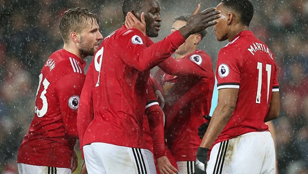 Lukaku nổ súng, Man Utd tiếp tục bám đuổi Man City