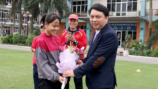 Chùm ảnh cầu thủ ĐT nữ Việt Nam nhận hoa nhân ngày 8/3