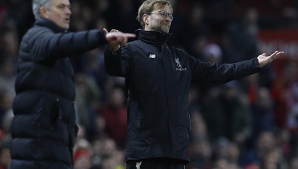HLV Mourinho hả hê, Jurgen Klopp cay cú vì thua Man Utd