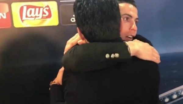 Ronaldo ôm hôn, động viên Buffon sau tấm thẻ đỏ ở trận gặp Real