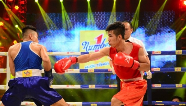 Để đấu nhà vô địch Thái Lan, tay đấm Việt một mình đấu bốn cao thủ
