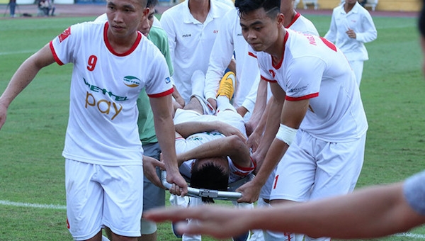 CLB Long An nói gì sau pha vào bóng làm gãy chân Văn Hào của Tấn Tài?