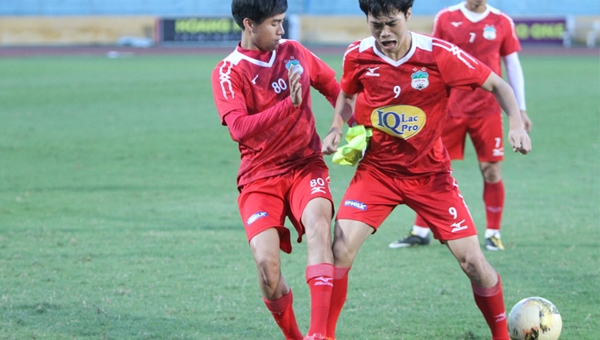 Văn Toàn ăn vạ siêu hài sau pha vào bóng của Thanh Hậu