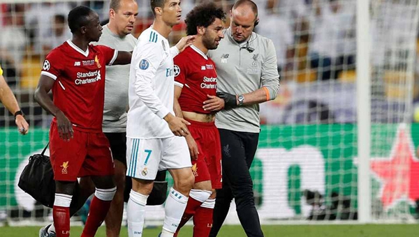 Ronaldo hành động cực đẹp với Salah trong trận cầu đầy đủ 'hỉ, nộ, ái, ố'