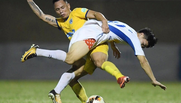 Ăn đòn từ đối thủ, Công Phượng 'nhoẻn cười' đáng suy ngẫm