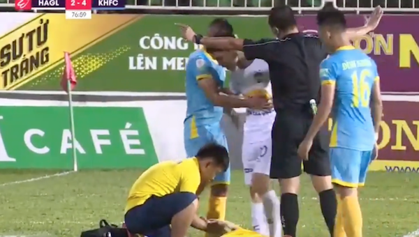 Tuấn Mạnh: ‘Công Phượng văng tục, chửi bới, chọc mũi giày vào đầu tôi’