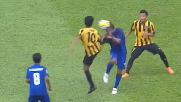 VIDEO: Cầu thủ U16 Malaysia tung ‘liên hoàn cước’ hạ đo ván 2 đối thủ ở giải châu Á