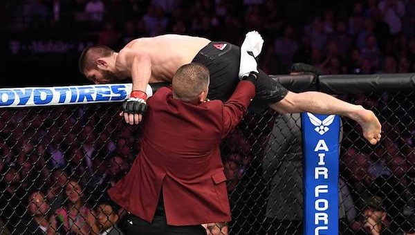 Hành động điên rồ, Khabib có thể bị tước đai vô địch