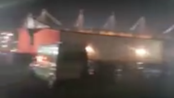 VIDEO: Hai cảnh sát bất chấp nguy hiểm lao vào đám cháy cứu ông Vichai