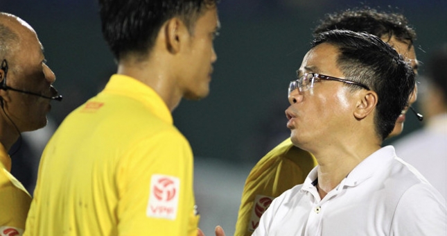 HAGL cho trọng tài xem bằng chứng việt vị ngay trên sân