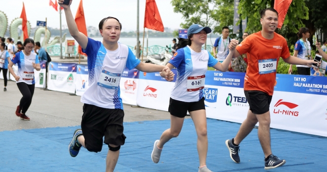 Li-Ning tiếp lửa đam mê- Chinh phục đường chạy Tây Hồ Half Marathon 2020
