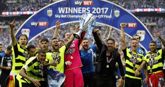 Giải mã tân binh Huddersfield: Lối chơi hiện đại, nhân tố ẩn