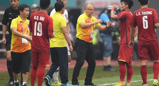 Tại sao các cầu thủ chỉ 'súc miệng, phun nước ra' trong trận đấu