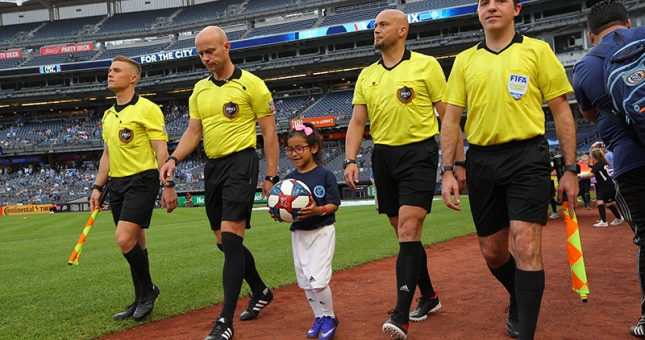 Chính xác có bao nhiêu 'trọng tài' trong 1 trận đấu bóng đá?