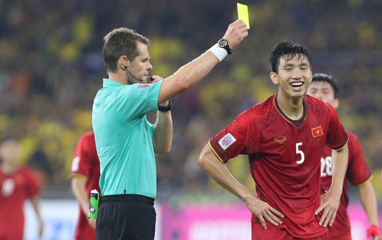 Nguồn gốc và ý nghĩa 'thẻ vàng, thẻ đỏ' trong bóng đá