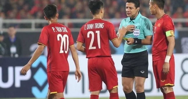 Không được đeo 'trang sức' trong trận đấu bóng đá trừ 'trọng tài'?