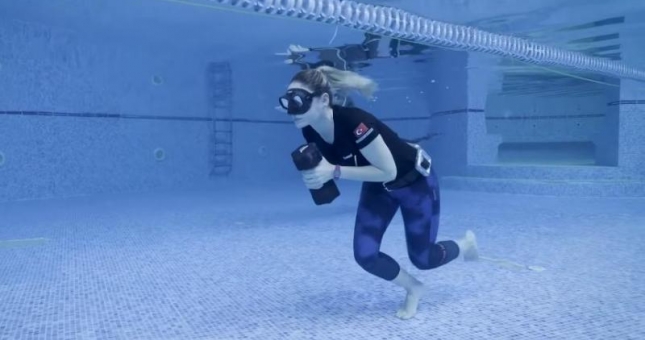 Xem Thợ lặn tự do phá kỉ lục 'đi bộ dưới nước' với 267 bước 