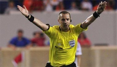 'Ký hiệu tay' của trọng tài bóng đá ám chỉ điều gì?