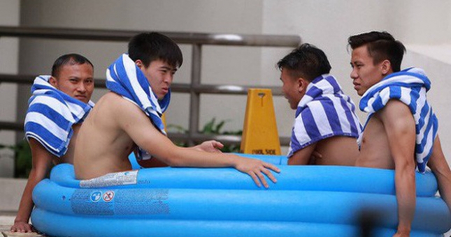 Cầu thủ ĐTVN phải ngâm trong nước đá sau mỗi trận, không sợ cảm lạnh?