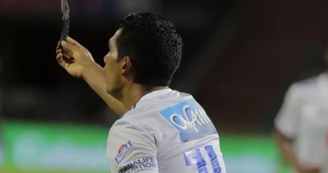 Fan hâm mộ 'ném dao' vào cầu thủ đội bạn tại một trận đấu ở Colombia