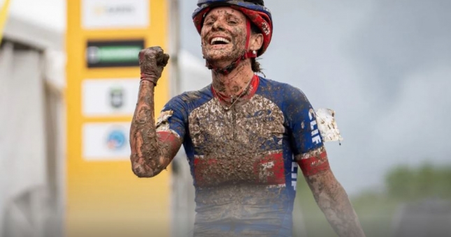 VĐV nữ 41 tuổi giành chiến thắng tại Giải đua xe đạp bùn lầy