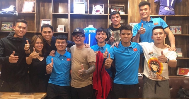 Bận rộn tập luyện, Đức Chinh không quên quán cafe 'của chung'