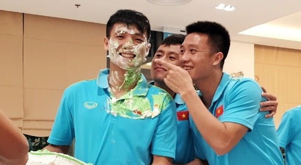 Thầy Park 'trét bánh' lên mặt Tiến Dũng, góp vui cùng các học trò