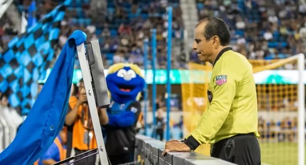 Công nghệ VAR gặp sự cố kỹ thuật vì sai lầm 'khó hiểu'