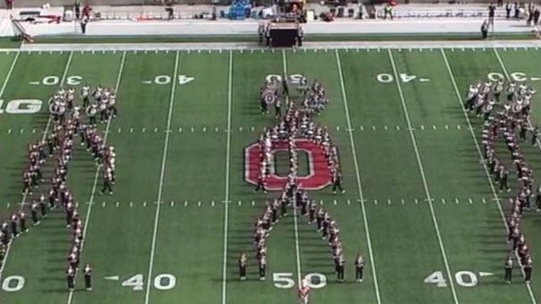 VIDEO: Ban nhạc diễu hành 'cực đẹp mắt' trong trận đấu bóng đá