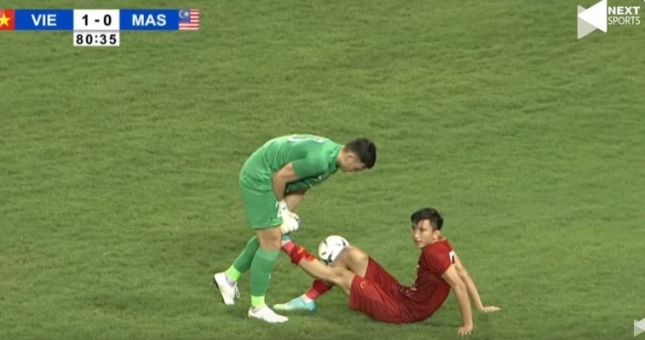 Vì sao cầu thủ dễ bị 'chuột rút' vào cuối trận?