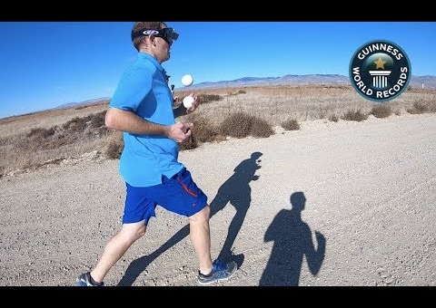 Người đàn ông Mỹ vẫn chạy được hàng cây số trong lúc bịt mắt, tâng bóng