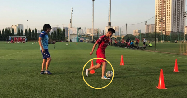 Phan Văn Đức đi 'giày đinh' nhưng vẫn tập riêng trong buổi tập ĐTVN