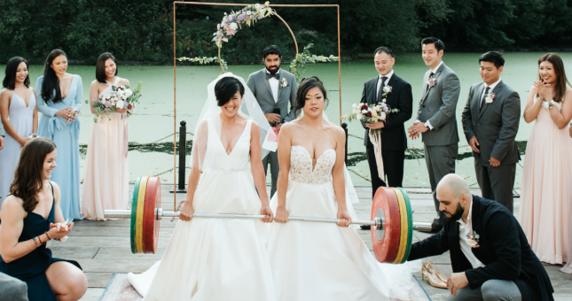 Ảnh 2 cô dâu cùng nâng tạ trong đám cưới đồng giới 'lan truyền chóng mặt'