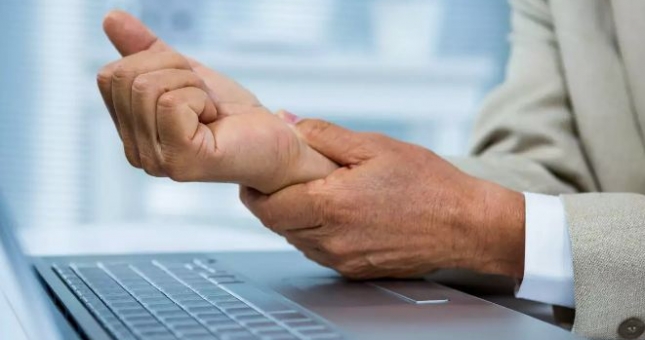 4 kiểu duỗi 'cổ tay' bạn nên làm mỗi ngày để bớt đau mỏi