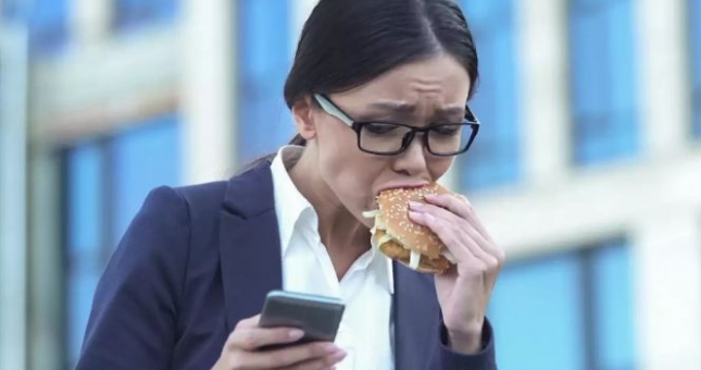 Điều gì xảy ra với cơ thể nếu bạn ăn 'nhanh'