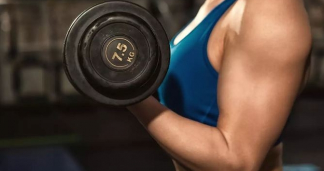3 bài tập kéo dài cơ bắp cánh tay, không cần dụng cụ