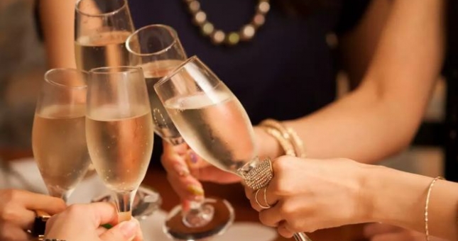 Làm điều này trước khi uống rượu để tránh bị nôn nao 