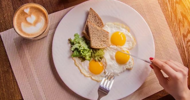 Bạn đang cố gắng giảm cân? Hãy thử ăn cơm một mình