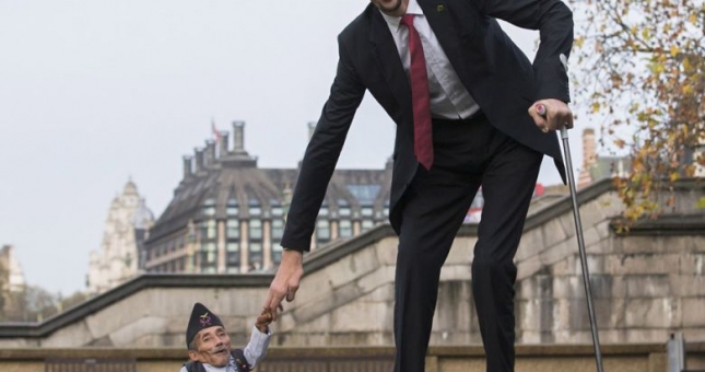 Tại sao người cao nhất thế giới cần dùng 'nạng' để đi?