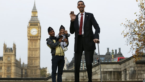 Người cao nhất thế giới gặp người lùn nhất tại London